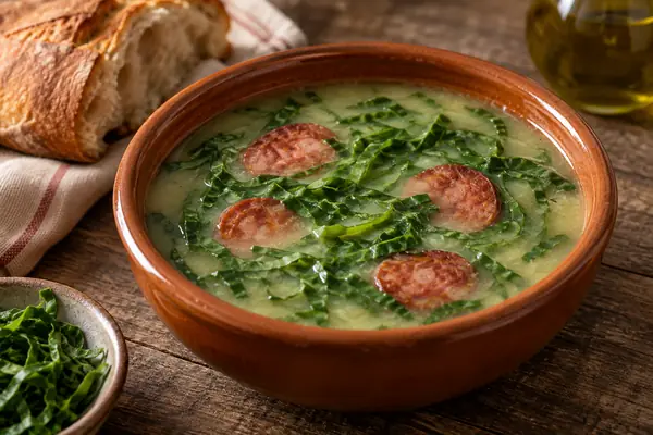Caldo verde em malga de barro com couve às tiras e rodelas de chouriço