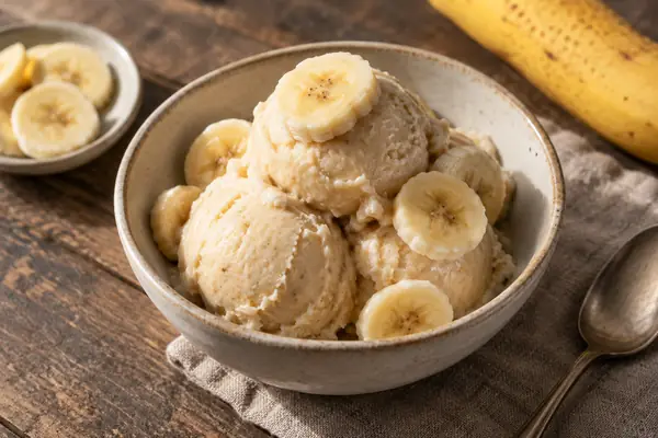 Gelado cremoso de banana em taça com rodelas de banana